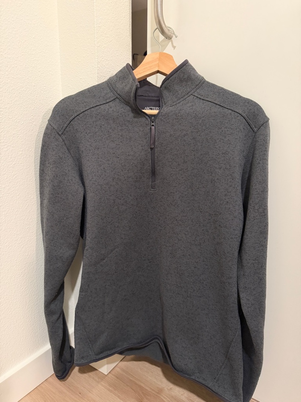 Arc'teryx Men's Charcoal Gray Quarter-Zip Pullover